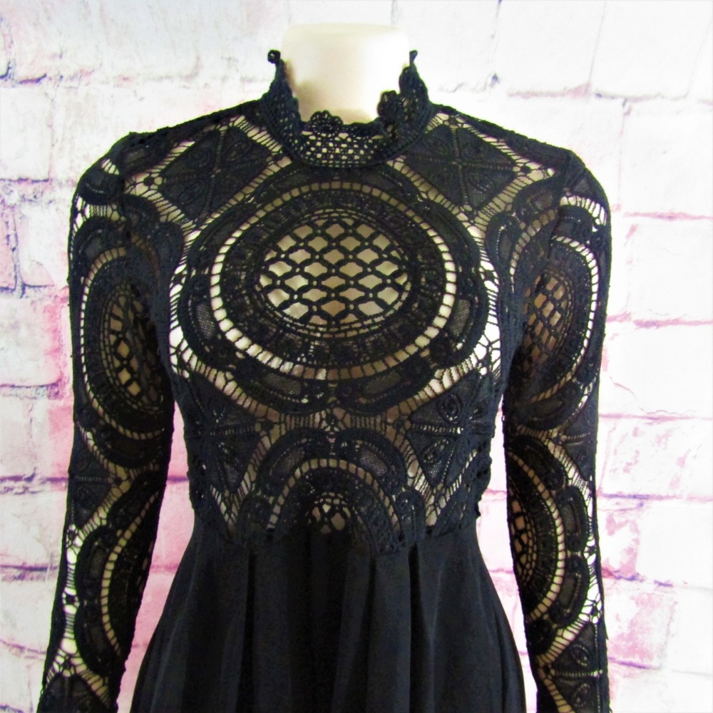 Choies High Collared Lace Skater Dress 6 - Picture 4 of 8
